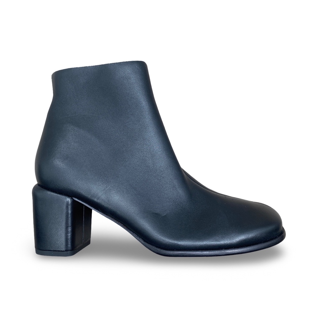 Vince Maggie Bootie Black Ankle Zip Boots Size 8 New